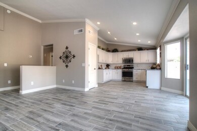 6 - GREATROOM/KITCHEN