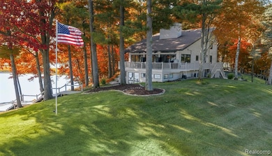 Beautiful Satlbox Style Home on Private Peninsula Lake Lancelot