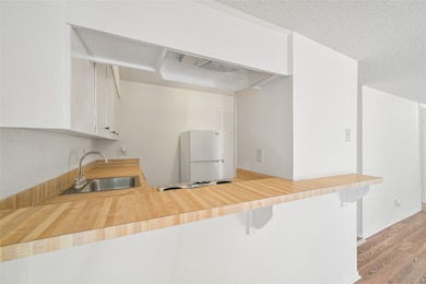 the raised bar area creates a seamless connection