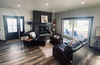 Living w Gas FP & Deck