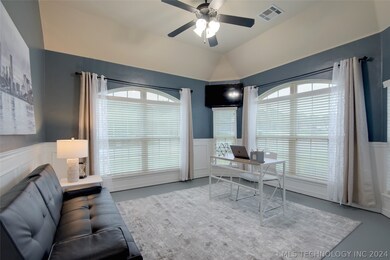 Love the windows in this room!! Flex space could b