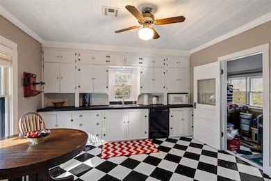 301 E Mckinley Ave, Apache, OK 73006 - photo 2