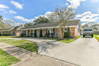 313 W Castle Harbour Dr, Friendswood, TX 77546 - photo 4