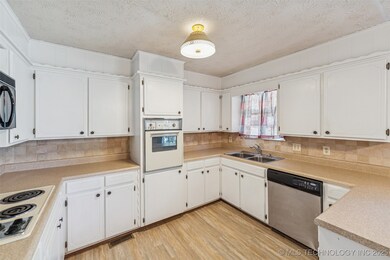 412 Cobblestone Ct, Pryor, OK 74361 - photo 5