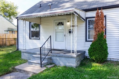 Doorway to property featuring a shingled roof