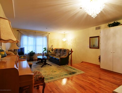 (5) Living Room