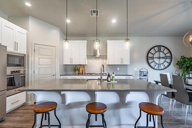 KITCHEN/BREAKFAST BAR