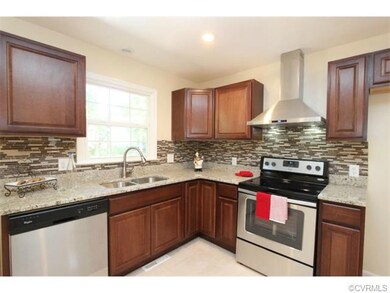 New eat-in kitchen with beautiful cabinets, granit
