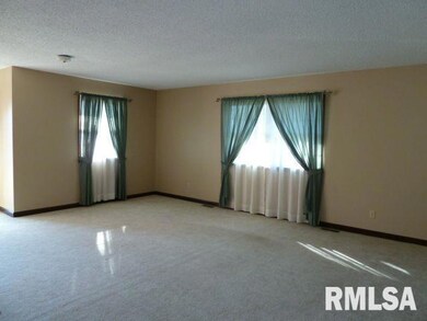 450 Southgate St, Lincoln, IL 62656 - photo 5