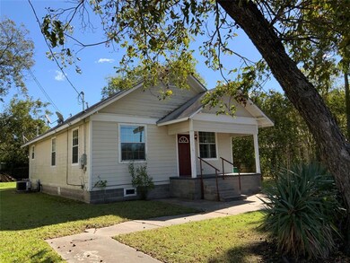 606 N Clements St, Gainesville, TX 76240 - photo 2