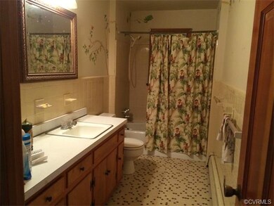 Hall bathroom with lots of space