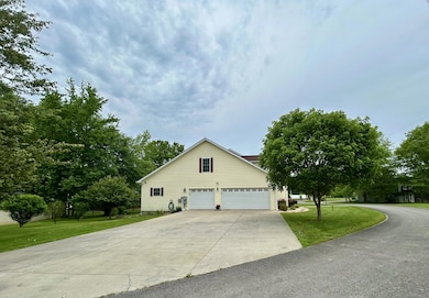 141 Cherokee Springs Ct, Jamestown, KY 42629 - photo 4