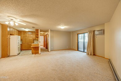 2710GatewayAve1F_0003