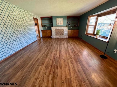 512 E 35th St, Scottsbluff, NE 69361 - photo 4