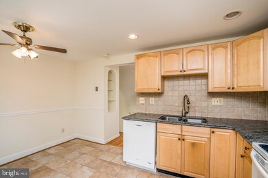 20590 Strath Haven Dr, Montgomery Village, MD 20886 - photo 7