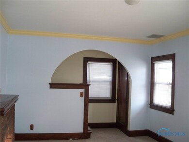 Living-room~look at all the Natural woodwork!