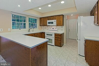 12039 Lake Newport Rd, Reston, VA 20194 - photo 7