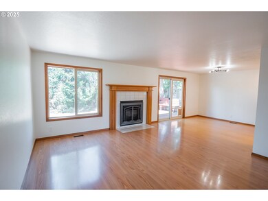 6894 C St, Springfield, OR 97478 - photo 5