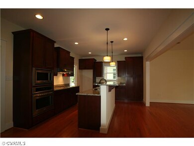 Kitchen - Granite counters, gas cooking, stainless