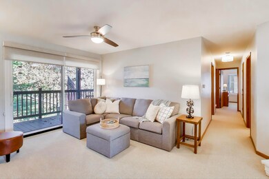 9D Wildwood Ct - Living Room Alt View