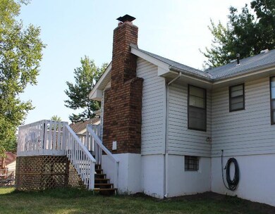 REAR VIEW OF THE FRESHLY PAINTED DECK, STORAGE UND