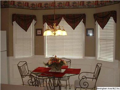 Eating area with bay window