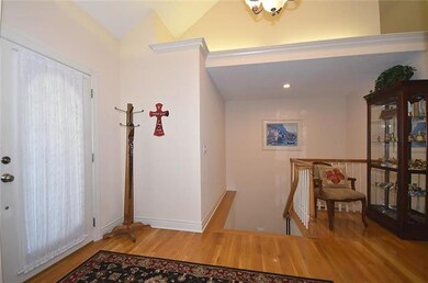 Small sitting area in the foyer or room for a benc