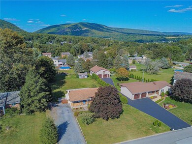 1318 Oakhurst Dr, Slatington, PA 18080 - photo 3