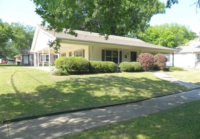 616 W 5th St, Bonham, TX 75418 - photo 2