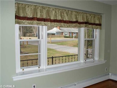 Living Room - HUGE picture window