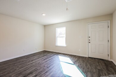 528 E New Braunfels St, Seguin, TX 78155 - photo 5