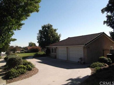Circular drive with wide side yard.