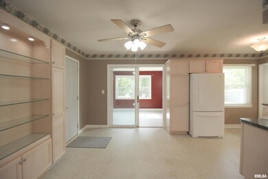 634 Westerfield Rd, Davenport, IA 52806 - photo 6