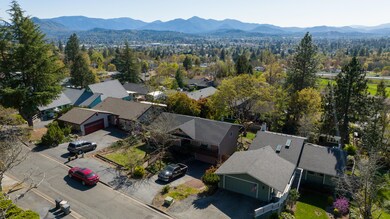 1770 NE Hillcrest Ln, Grants Pass, OR 97526 - photo 5