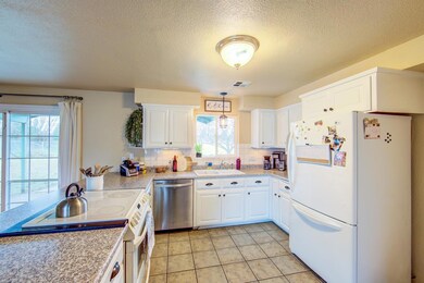 1138 SW Cottonwood St, Grants Pass, OR 97526 - photo 2