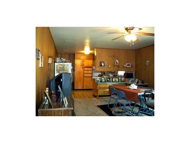 KITCHEN/BREAKFAST BAR