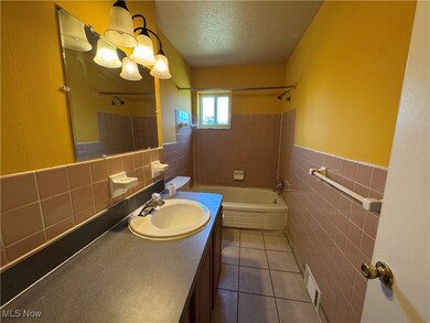 23755 Banbury Cir unit 15, Cleveland, OH 44128 - photo 2