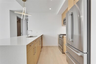 Kitchen with appliances with stainless steel fini