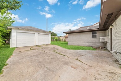 5007 Redbud St, Houston, TX 77033 - photo 4