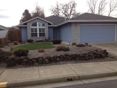 870 Westrop Dr, Central Point, OR 97502 - photo 2