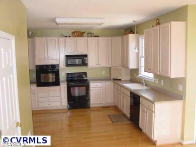 Kitchen - Nice large eat in kitchen with large pan