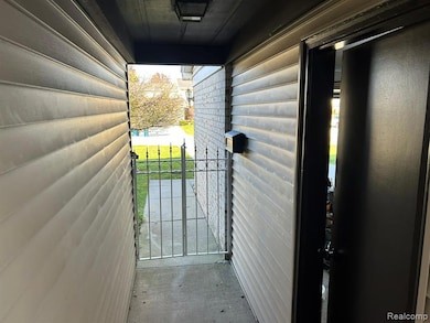 438 Lockmoor Ct unit 18, Grand Blanc, MI 48439 - photo 2