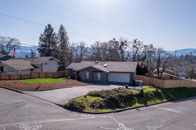 1790 NE Hillcrest Ln, Grants Pass, OR 97526 - photo 4