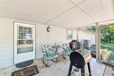 305 NE 5th St, Pryor, OK 74361 - photo 5