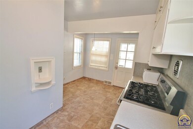 1715 SW Pembroke Ln, Topeka, KS 66604 - photo 6