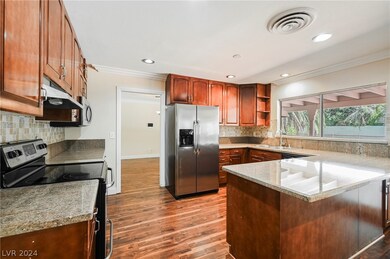 4240 E Pinecrest Cir, Las Vegas, NV 89121 - photo 4