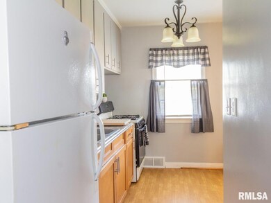 3122 Mckinley Ave, Davenport, IA 52802 - photo 2