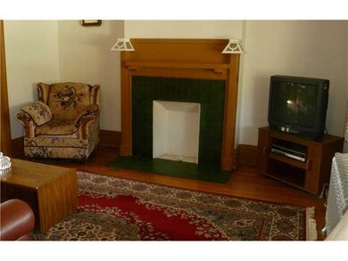 Living Room. Decorative Mantel