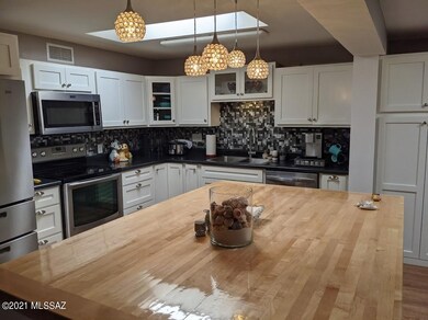 Soft close cabinets thruout kitchen