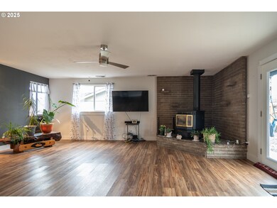 229 N Grove Ln, Sutherlin, OR 97479 - photo 4